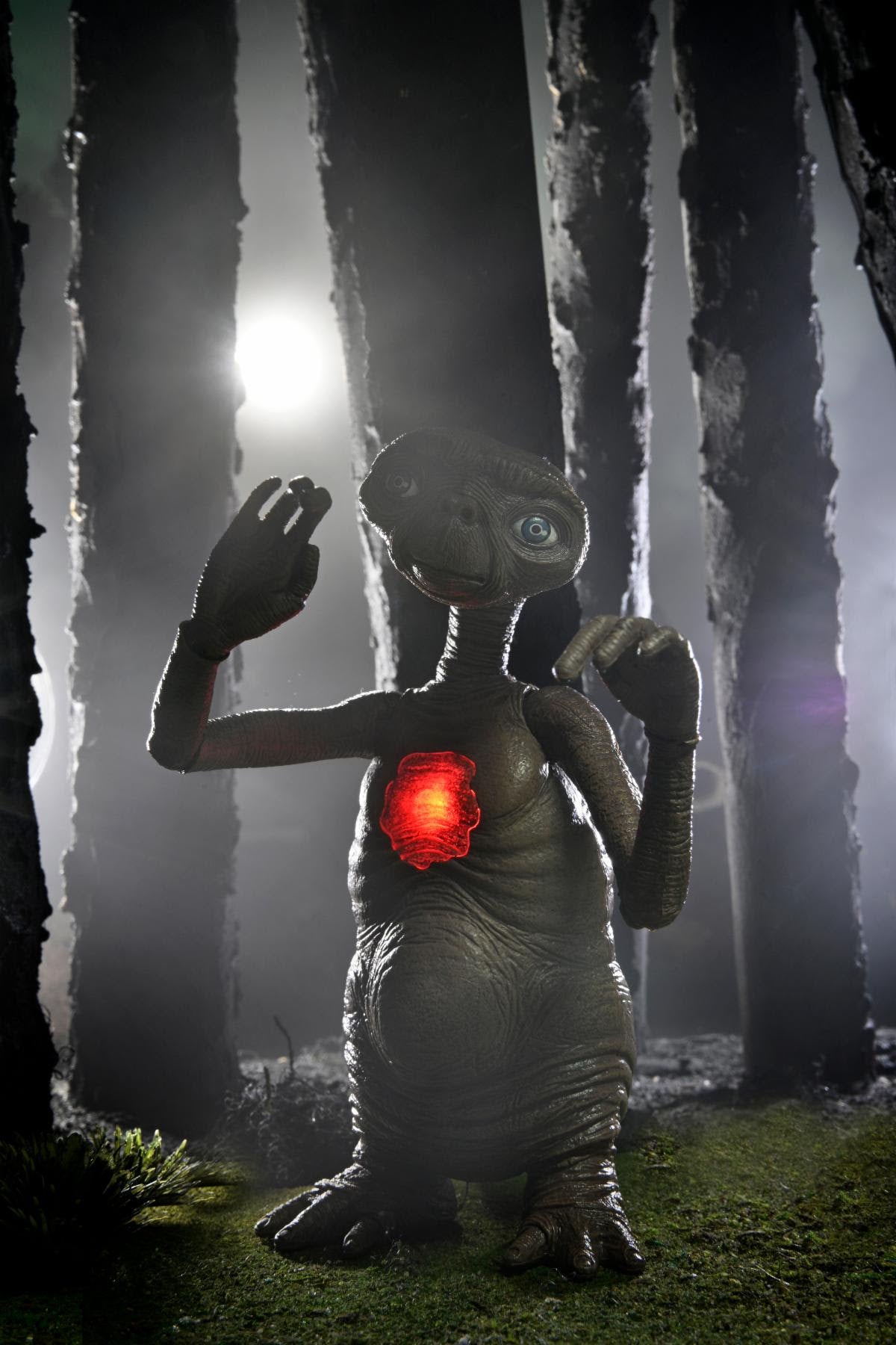 NECA - E.T. 40th Anniversary – 7" Scale Action Figure - Ultimate Deluxe E.T. with LED Chest and "Phone Home" Communicator
