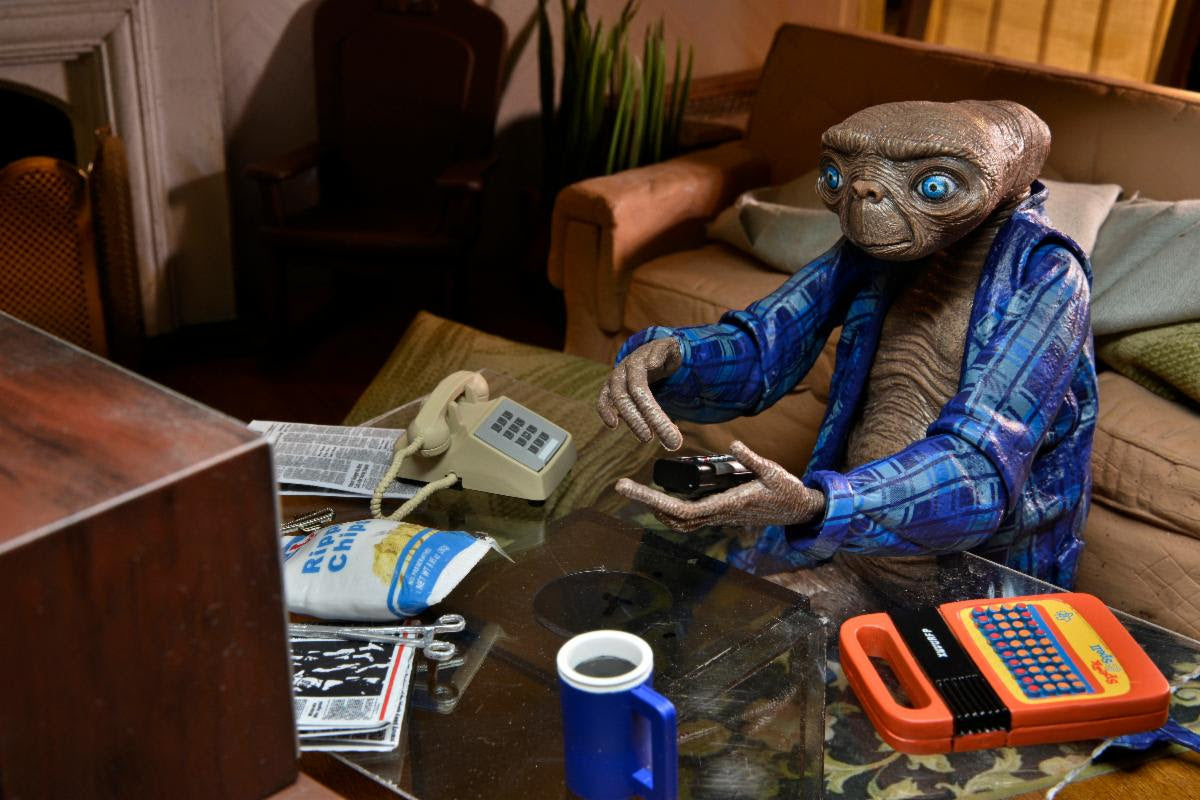 NECA - E.T. The Extra-Terrestrial 40th Anniversary - 7" Scale Action Figure - Ultimate Telepathic E.T.